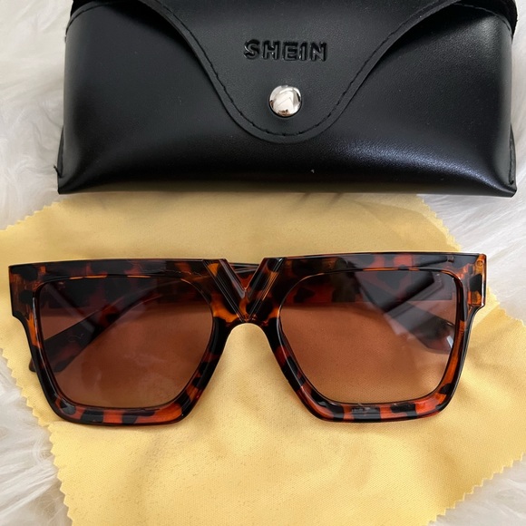 ❤️❤️❤️SOLD, SOLD,SOLD❤️❤️❤️Women fashion square letter “V” Sunglasses - Picture 5 of 6